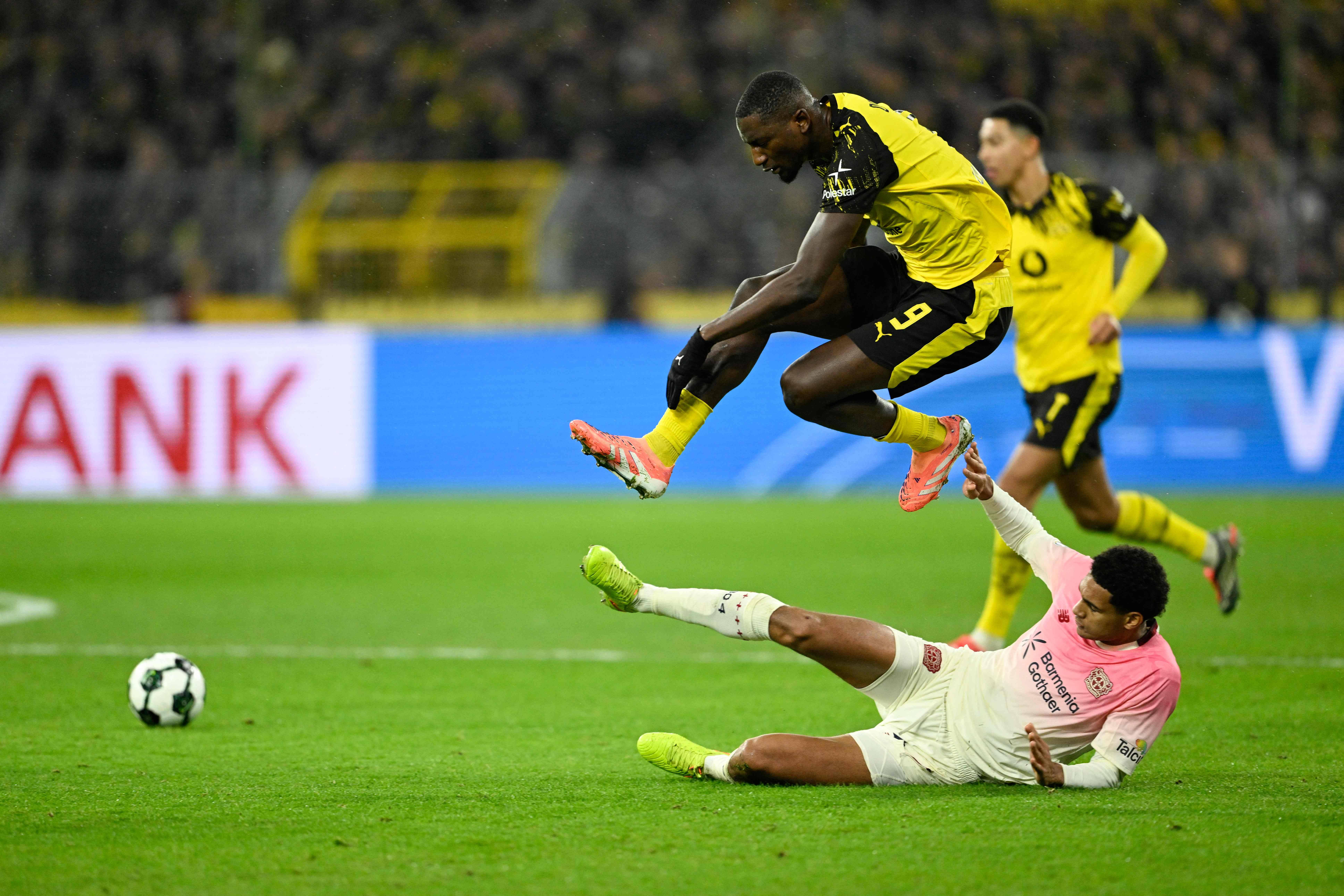 爱游戏APP服务-今晨广州队调整名单以备德国杯今晨洛杉矶湖人调整名单以备足总杯，网友：国际比赛日门兴格拉德巴赫备战社区盾